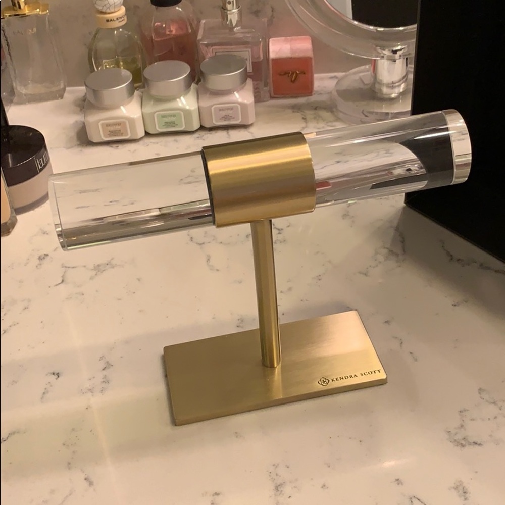 Kendra Scott short bracelet stand